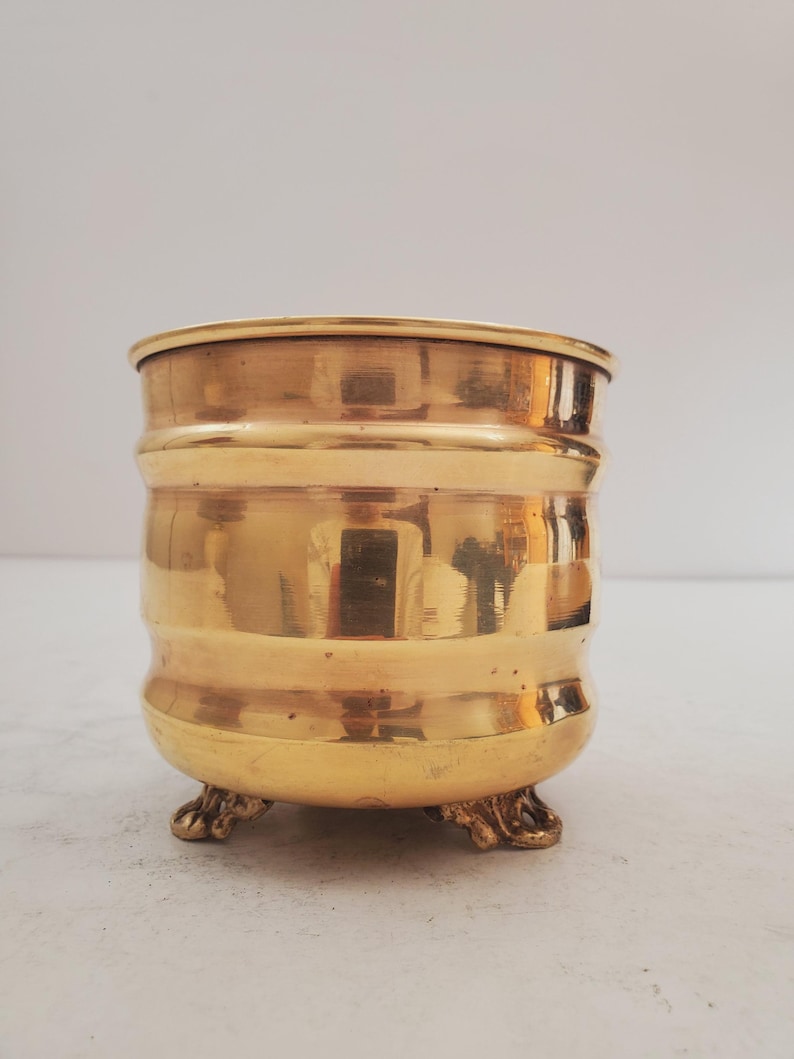 Blomkruka i massiv mässing, krukgömma i massiv mässing. Vintage kruka i mässing med (3) underlägg med blank åldrad patina. bild 1