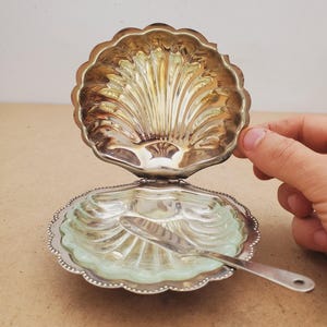 Mantequera vintage plateada con forma de concha, plato para servir con inserto de vidrio, cubertería de colección estilo Reina Ana, fabricada en Inglaterra.
