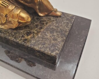 大理石の台座に座るブロンズの女性像 - ドレスを着た優雅な女性像