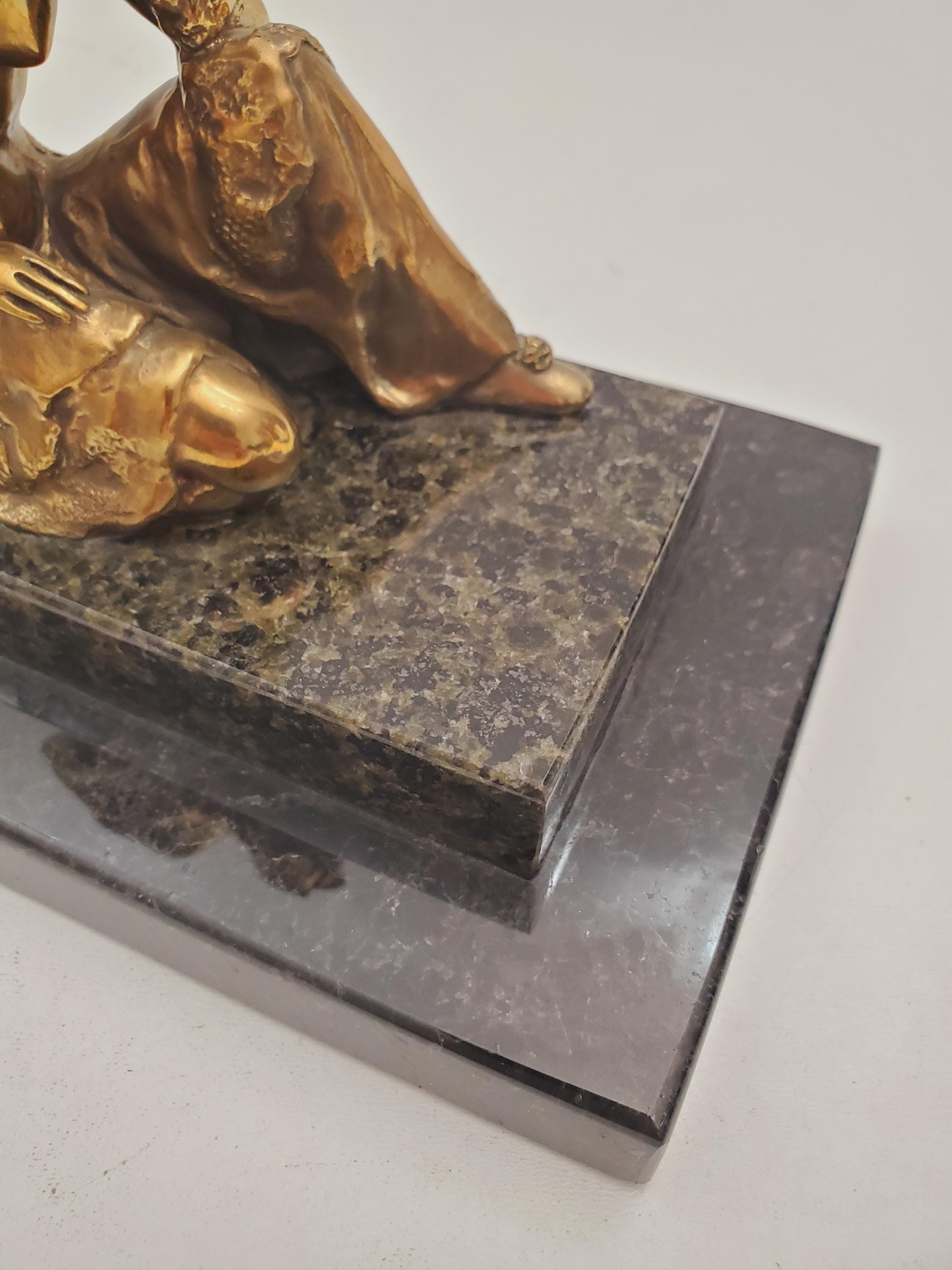 大理石の台座に座るブロンズの女性像 - ドレスを着た優雅な女性像