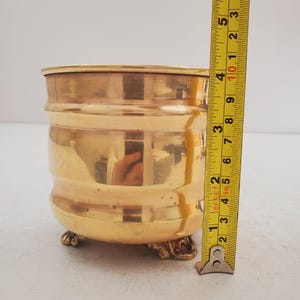 Blomkruka i massiv mässing, krukgömma i massiv mässing. Vintage kruka i mässing med (3) underlägg med blank åldrad patina. bild 10