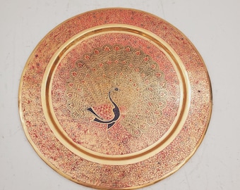 Vintage Messing geätzter und handbemalter Pfau Wandteller - rot und schwarz - MCM