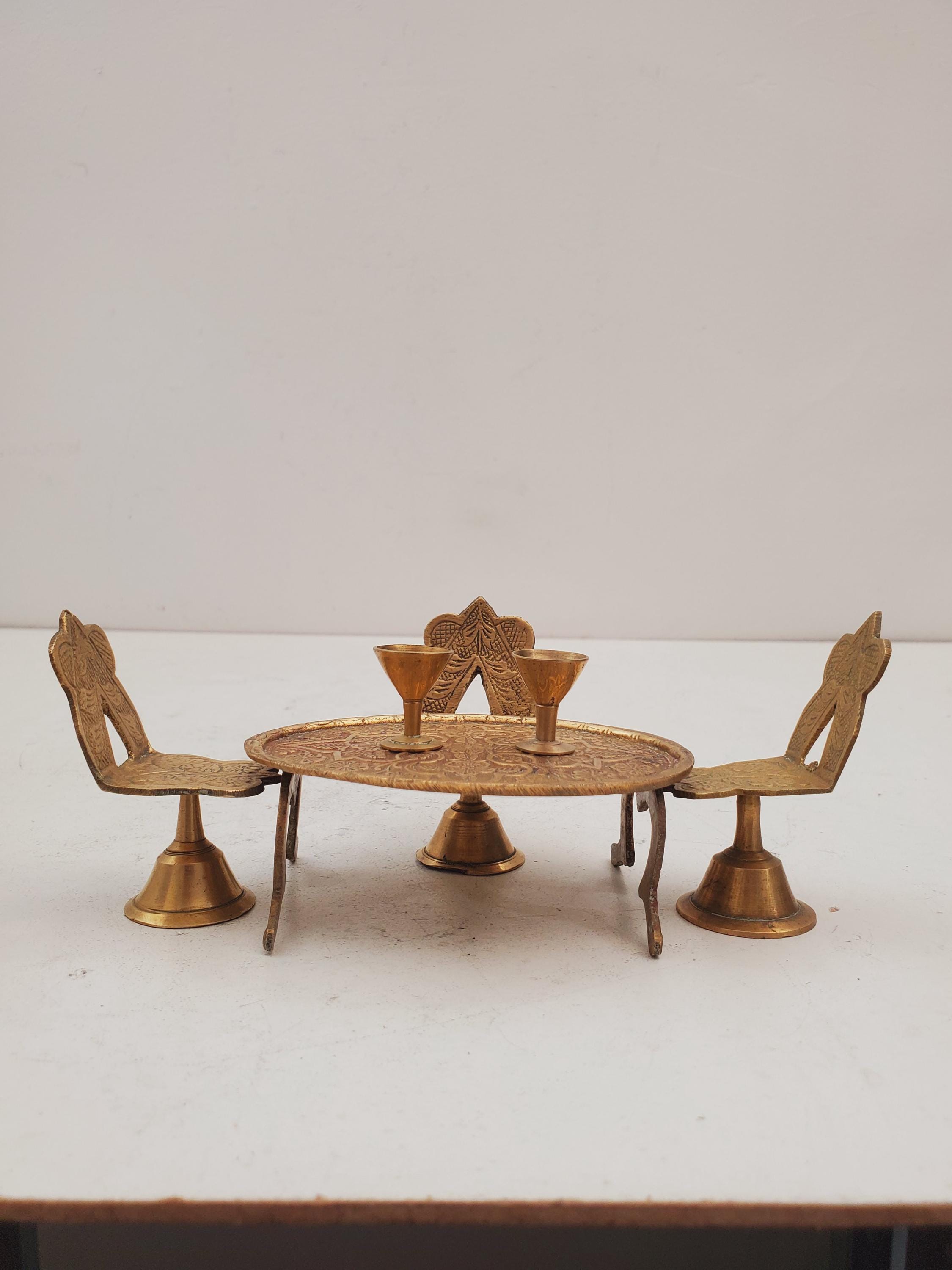 アンティーク　真鍮　ミニチュア　テーブル　チェア　ゴブレット　ポット　まとめ売 ヴィンテージの10セントストアの真鍮製ミニテーブルと椅子のセット