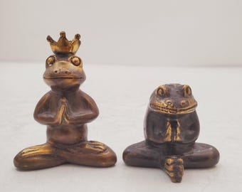 Zumba Frog Yoga Statue | Brass Worship Frog Meditation Idol | Nature Theme Drawing Room Decor - Praying Frog Statue | Desk or Home Ornament