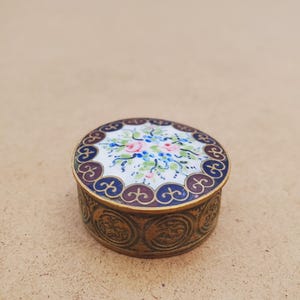 handmade box, brass box / mirror inside, jewelry box with lid, vintage box, round box, metal box