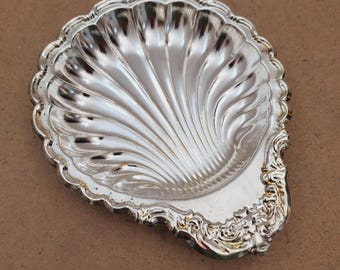 Verzilverde schelpvormige serveerschaal. Schelpvormige schaal met neoklassiek design en sierlijke rand. Lichtgewicht: 45 gram.