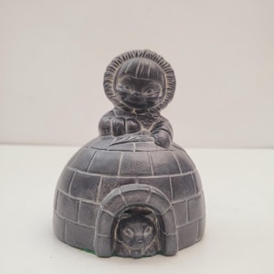 Inuit art ceramic figurine, Canadian figural Igloo Eskimo Inuit , , Indigenous Canada - 1978 - Vintage Ceramic sculpture of an Inuit Igloo