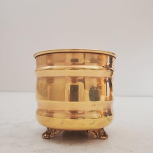 Blomkruka i massiv mässing, krukgömma i massiv mässing. Vintage kruka i mässing med (3) underlägg med blank åldrad patina. bild 4