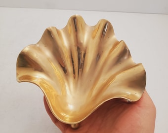 Vintage / BRASS SOAP DISH / Solid Brass Soap Holder Soap Dispenser Vintage Bathroom Decor Vintage Housewarming Gifts Vintage Brass