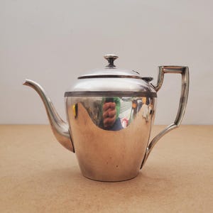 Cafetera o jarra de leche chapada en plata. Cafetera vintage chapada en plata, fabricada en Canadá en la década de 1950. Tetera vintage chapada en plata / Art Déco.