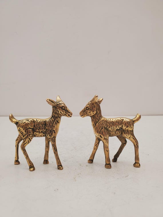 真鍮製の置物、真鍮鋳造の置物、真鍮製の鹿、古びた真鍮製の鹿の像