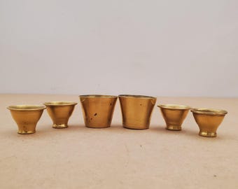 Vasos de chupito de latón vintage, vasos de chupito de latón, vasos de latón hechos en India, juego de seis vasos de chupito de latón pequeños de India, vasos antiguos / artículos de bar