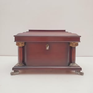 Vintage Bombay Company Neoklassische Empire-Stil Mahagoni Aufbewahrungsbox Schmuckschatulle Valet Box Antiqued Gold Metallzier und Schlüssel