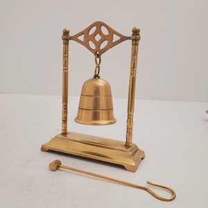 Mid Century Hanging Brass Bell and Mallet Vintage Brass Bell Stand with Mallet for Ringing Hanging Bell Brass Vintage zdjęcie 5