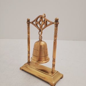 Mid Century Hanging Brass Bell and Mallet Vintage Brass Bell Stand with Mallet for Ringing Hanging Bell Brass Vintage zdjęcie 4