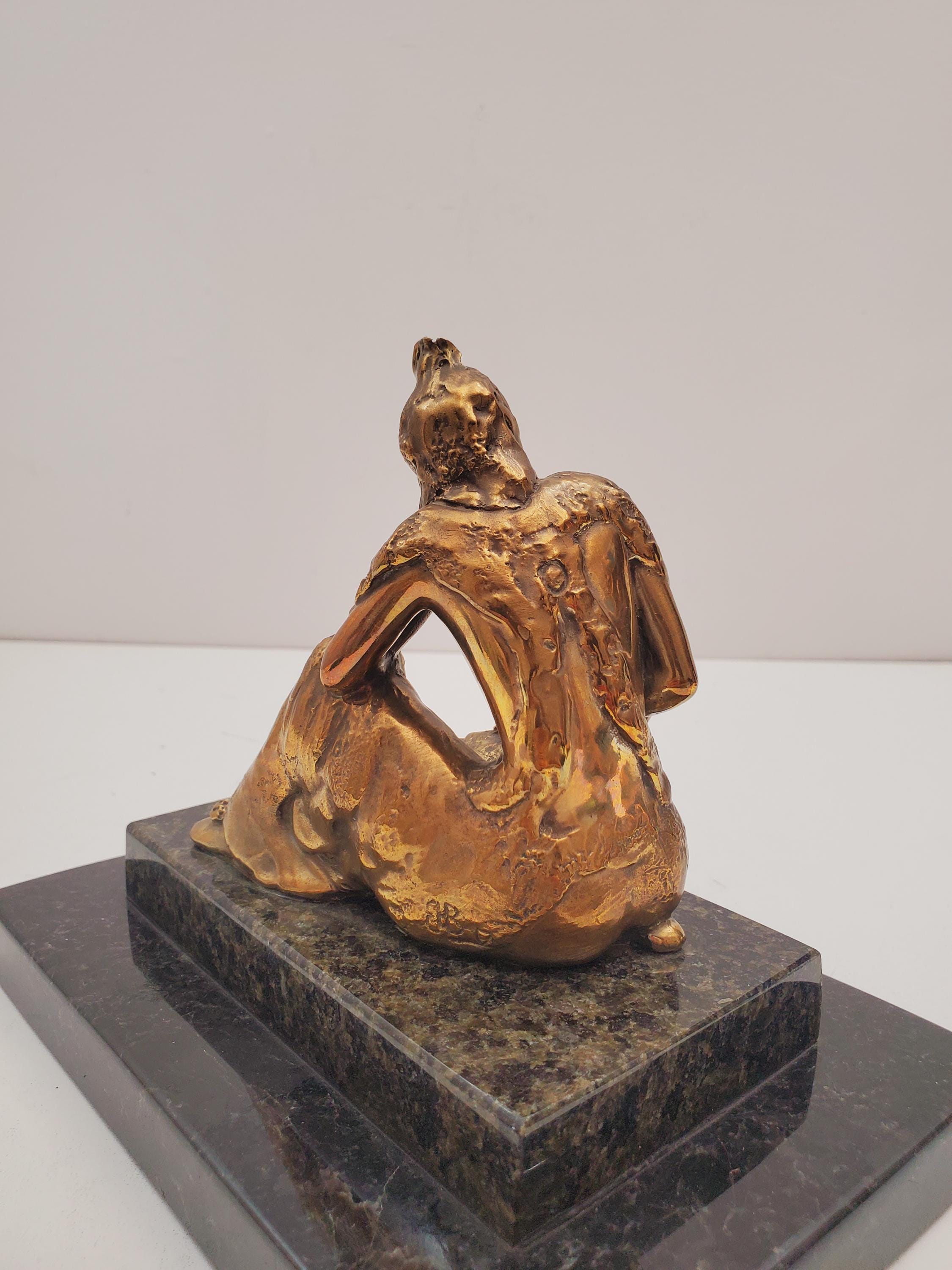 大理石の台座に座るブロンズの女性像 - ドレスを着た優雅な女性像