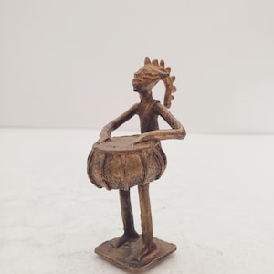 Estatueta de bronze de arte tribal africana vintage, estatueta de músico antigo da Costa do Marfim - estatueta de baterista nativo vintage