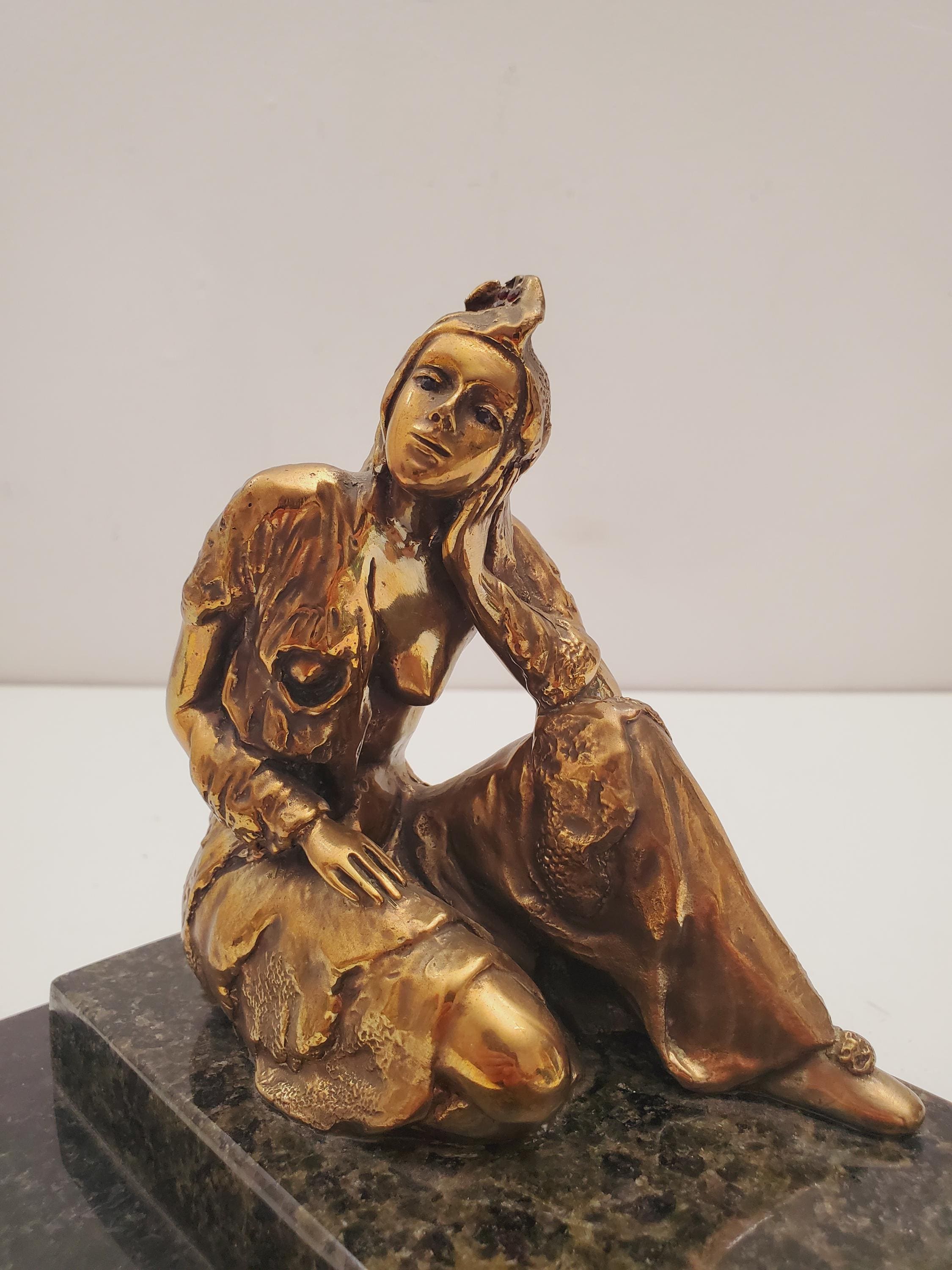 大理石の台座に座るブロンズの女性像 - ドレスを着た優雅な女性像