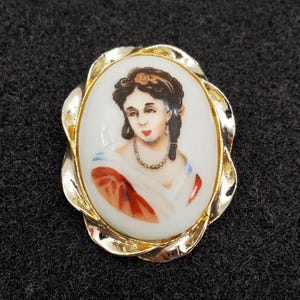 Vintage 1970&#39;s Victorian Cameo Brooch Pin, Resin, Gold Tone, Vintage . Elegant Lady Cameo, Collectible Jewelry - Cameo brooch