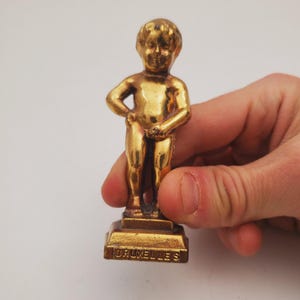 ベルギーブリュッセルヴィンテージ　愛嬌のある表情の小さな少年英雄　金属製小便小僧 ヴィンテージ 真鍮製 少年のおしっこフィギュア ブリュッセル 小便小僧
