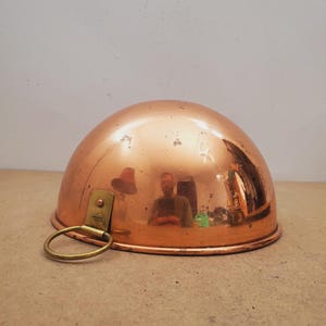 Vintage (1950-talet) Kopparblandningsskål med mässingshandtagsögla Tung tillverkad i Indien, för vispning, dubbelkokning, samlarobjekt i bondgård