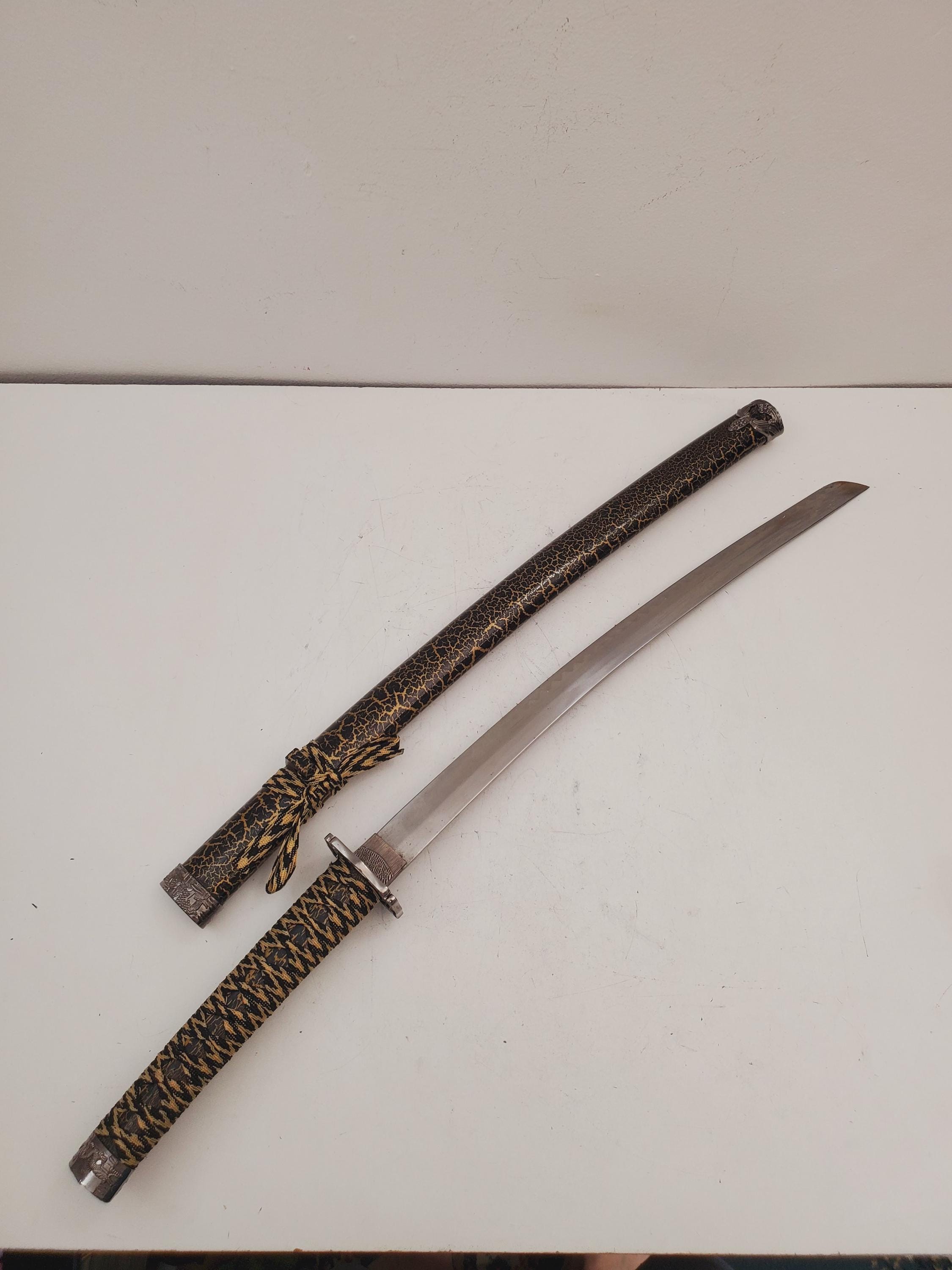 Miniatuur zwaard briefopener met schede en standaard, Katana sleutelhanger van zinklegering, anime-cadeau voor fans en verzamelaars