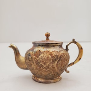 vintage small tea pot with lid and hand || simple plain design || Vintage Brass Teapot with Lid - Collectible Kettle for Tea