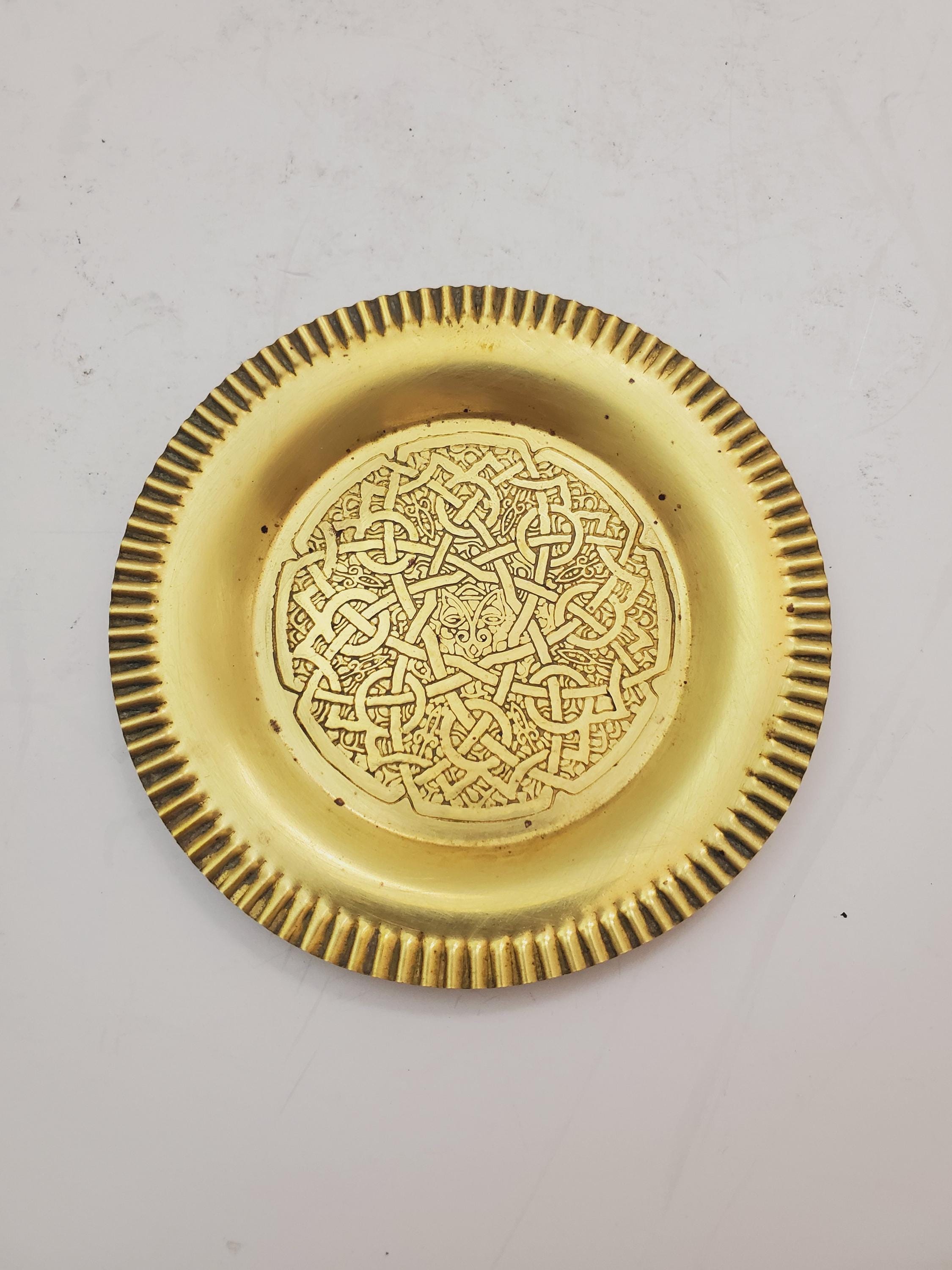 昔デパートで購入　高級な皿　作者不明 ヴィンテージ真鍮プレート、小さな真鍮プレート、彫刻された装飾品