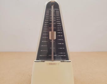 Metrónomo Seiko vintage totalmente revisado. Modelo Country Music, funciona perfectamente. Mecanismo metálico, caja de plástico. Metrónomo Seiko vintage de plástico.
