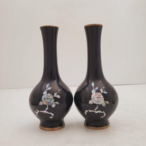 Vintage zwart geëmailleerde bronzen vaas met parelversiering, zwarte lak geschilderd met parelmoer inlegwerk designvaas, vaas voor verzamelaars