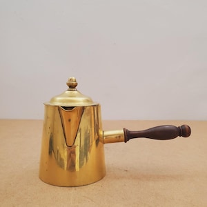 Chocolatera vintage de latón con asa de baquelita / Cafetera antigua para crema / Decoración rústica de cocina / Cafetera estilo turco
