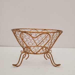 Metal Fruit Basket - Decorative Gold Tone Center Piece with wire decor all around - Modern Fruit Bowl - Metal - Designer Fruit Basket