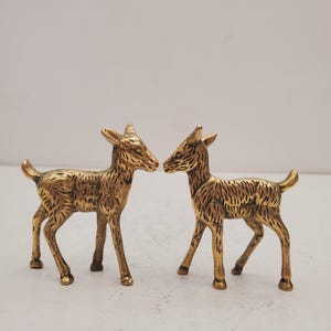 真鍮製の置物、真鍮鋳造の置物、真鍮製の鹿、古びた真鍮製の鹿の像