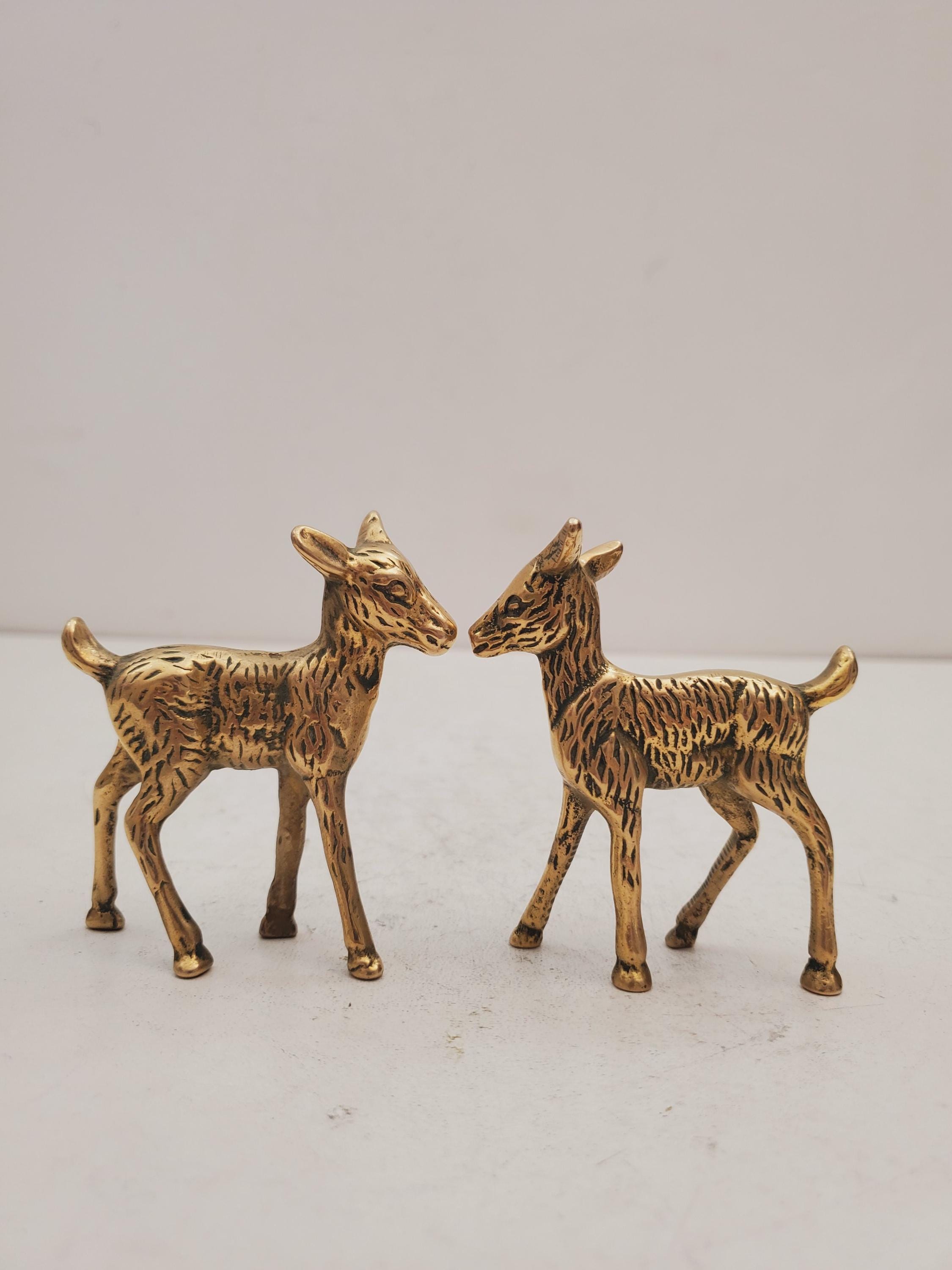 真鍮製の置物、真鍮鋳造の置物、真鍮製の鹿、古びた真鍮製の鹿の像