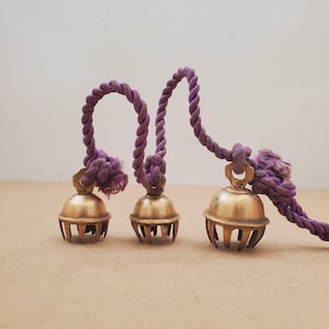 3 grelots en laiton vintage sur une corde, 3 grelots faits main, décoration rustique, grelots décoratifs en métal vintage suspendus sur une corde de coton