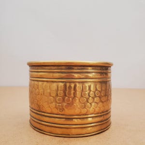 1980 年代のヴィンテージ真鍮プランター、プラントホルダー、多肉植物ポット、真鍮プラントポット、真鍮クラフトギルド、真鍮ボウル - インド製