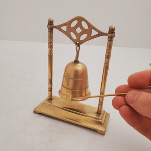 Mid Century Hanging Brass Bell and Mallet Vintage Brass Bell Stand with Mallet for Ringing Hanging Bell Brass Vintage zdjęcie 7