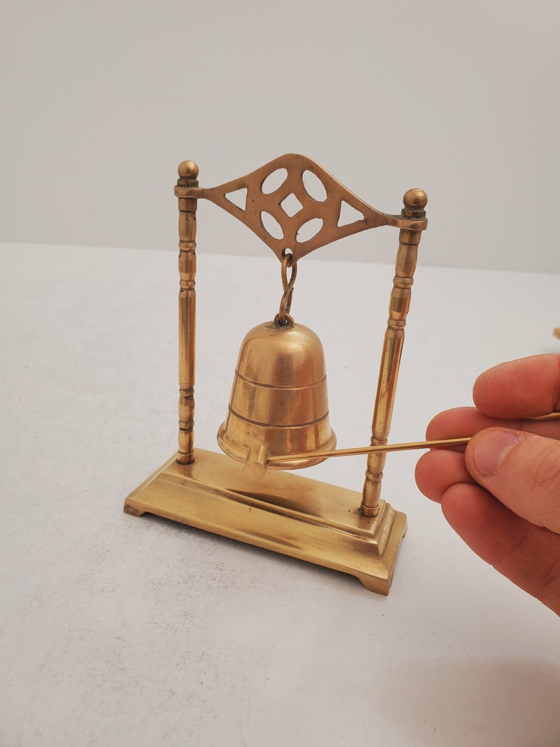 Mid Century Hanging Brass Bell and Mallet Vintage Brass Bell Stand with Mallet for Ringing Hanging Bell Brass Vintage zdjęcie 7