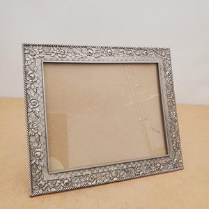 Marco de fotos de peltre, marco de pie/gaviota Zinn. Peltre fino. Marco de fotos vintage de 1997 de peltre con diseño floral de gaviota.