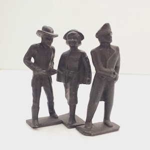 Jouet ancien, soldats - lot vintage de trois figurines miniatures en métal - grandes figurines miniatures en métal vintage.