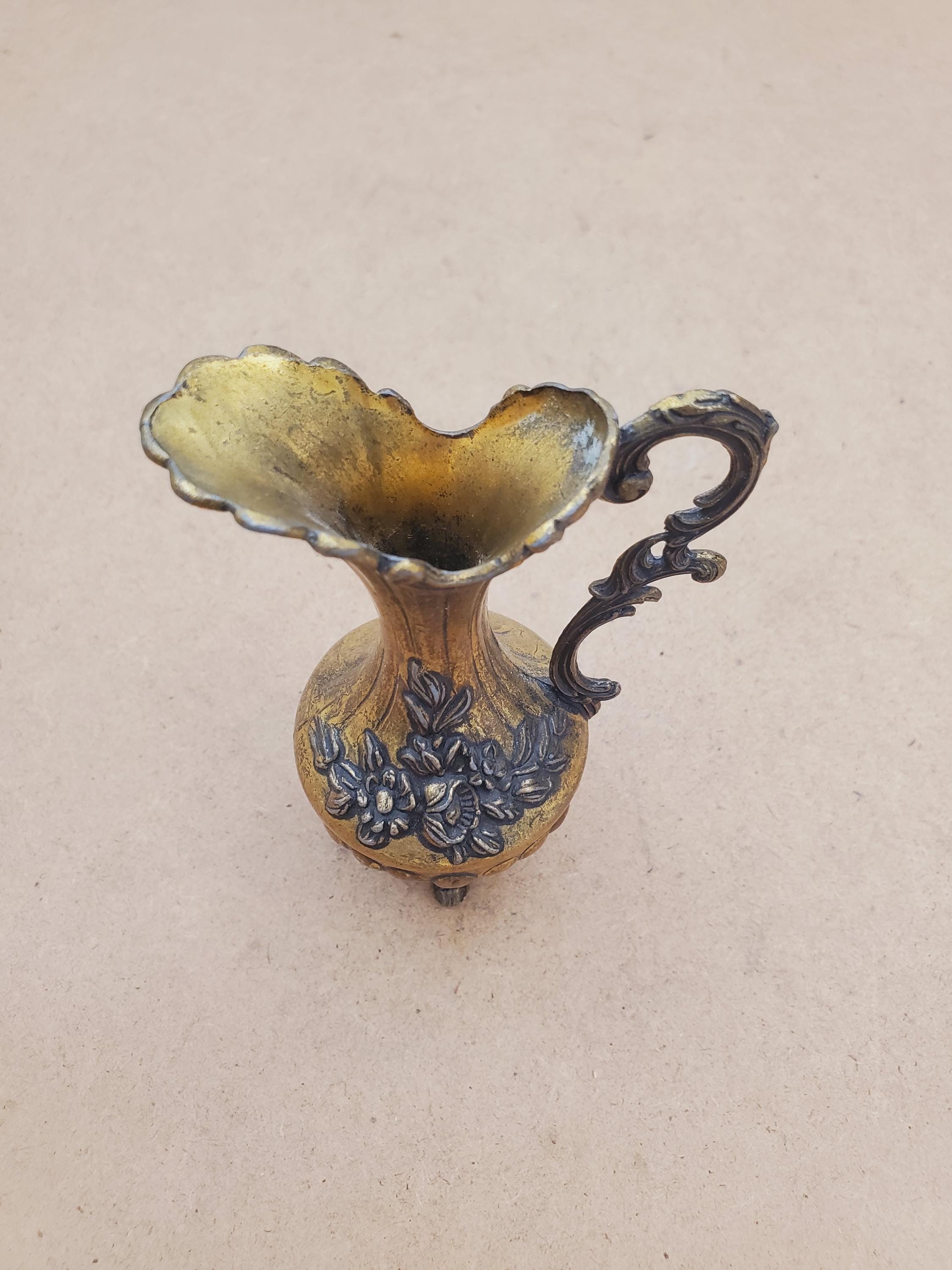 ヴィンテージ イタリア製真鍮製ピッチャー、装飾的な取っ手、花柄