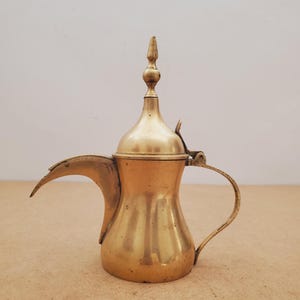 Cafetera turca de latón vintage, Dallah de latón vintage, cafetera árabe islámica de latón con marca del fabricante, Dallah de café de colección