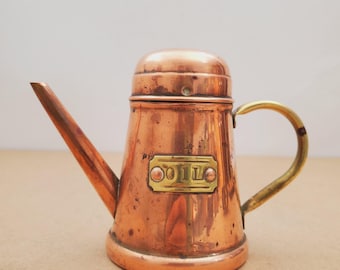 ヴィンテージ銅真鍮オイル缶ディスペンサー（ハンドル付き）：素朴でプリミティブなオリーブオイルクルートキャスター、ハンドル付き｜キッチン装飾棚ディスプレイパティーナ