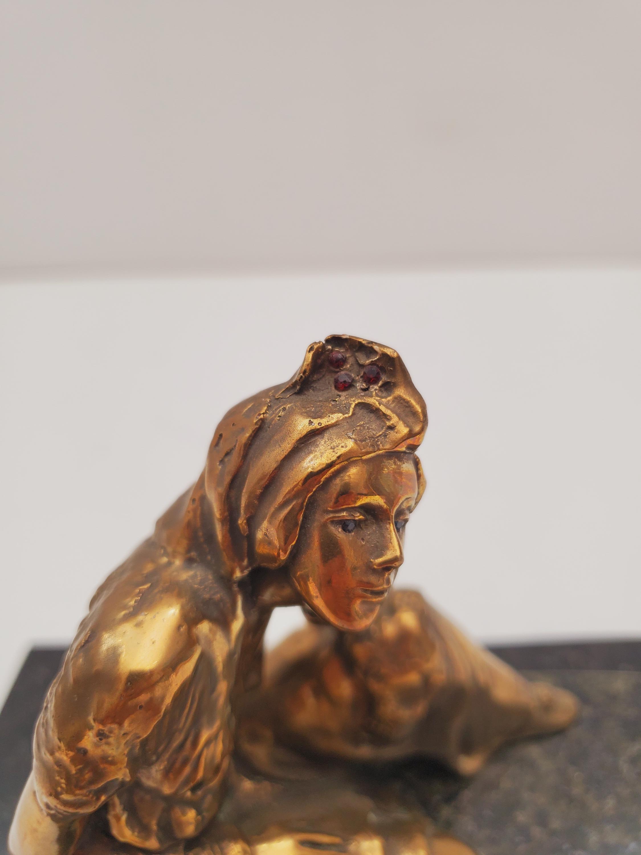 大理石の台座に座るブロンズの女性像 - ドレスを着た優雅な女性像