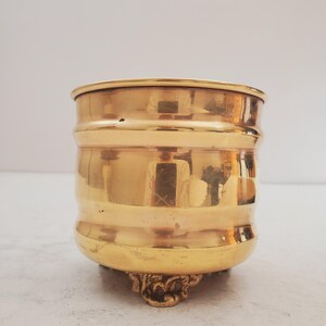 Blomkruka i massiv mässing, krukgömma i massiv mässing. Vintage kruka i mässing med (3) underlägg med blank åldrad patina. bild 3