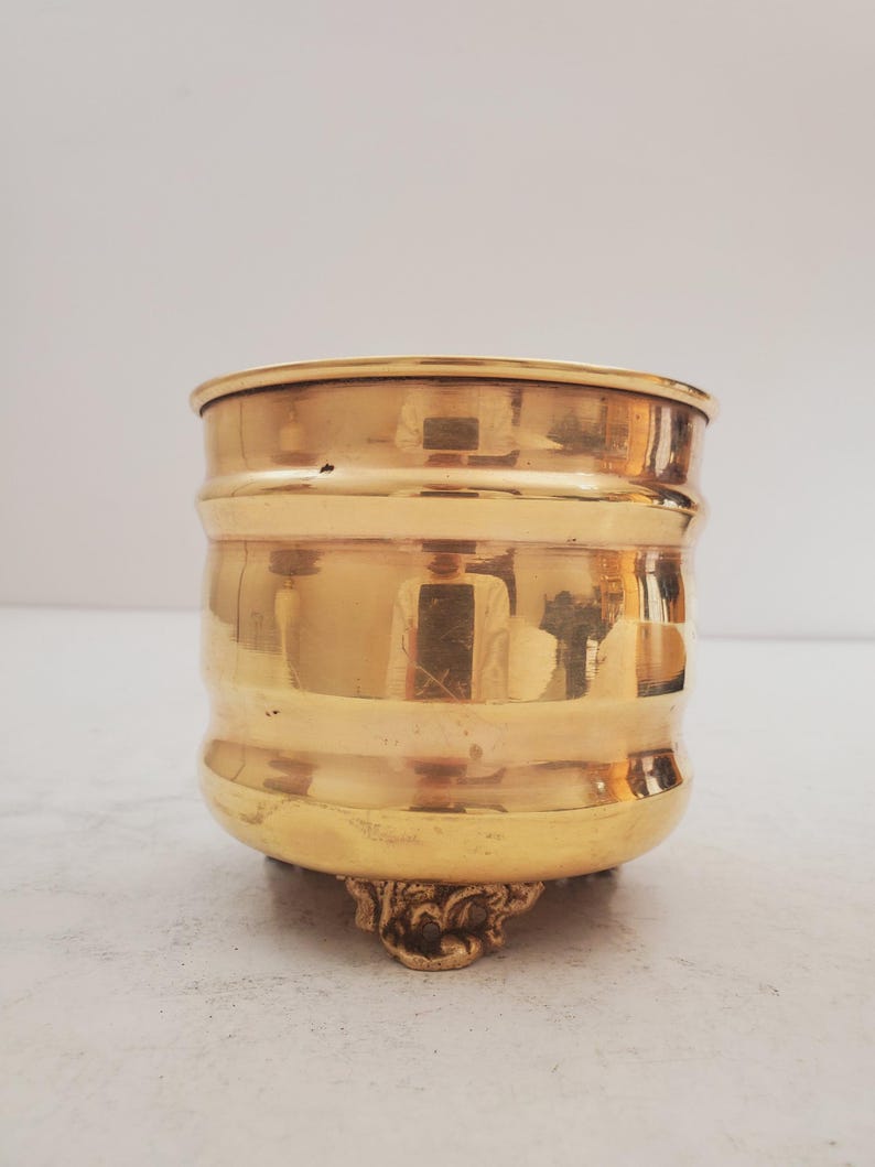 Blomkruka i massiv mässing, krukgömma i massiv mässing. Vintage kruka i mässing med (3) underlägg med blank åldrad patina. bild 3