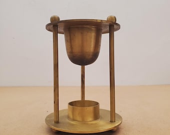 Quemador de aceites esenciales de aromaterapia de latón de estilo moderno de mediados de siglo. Hermoso reloj de arena de latón macizo de diseño danés moderno.