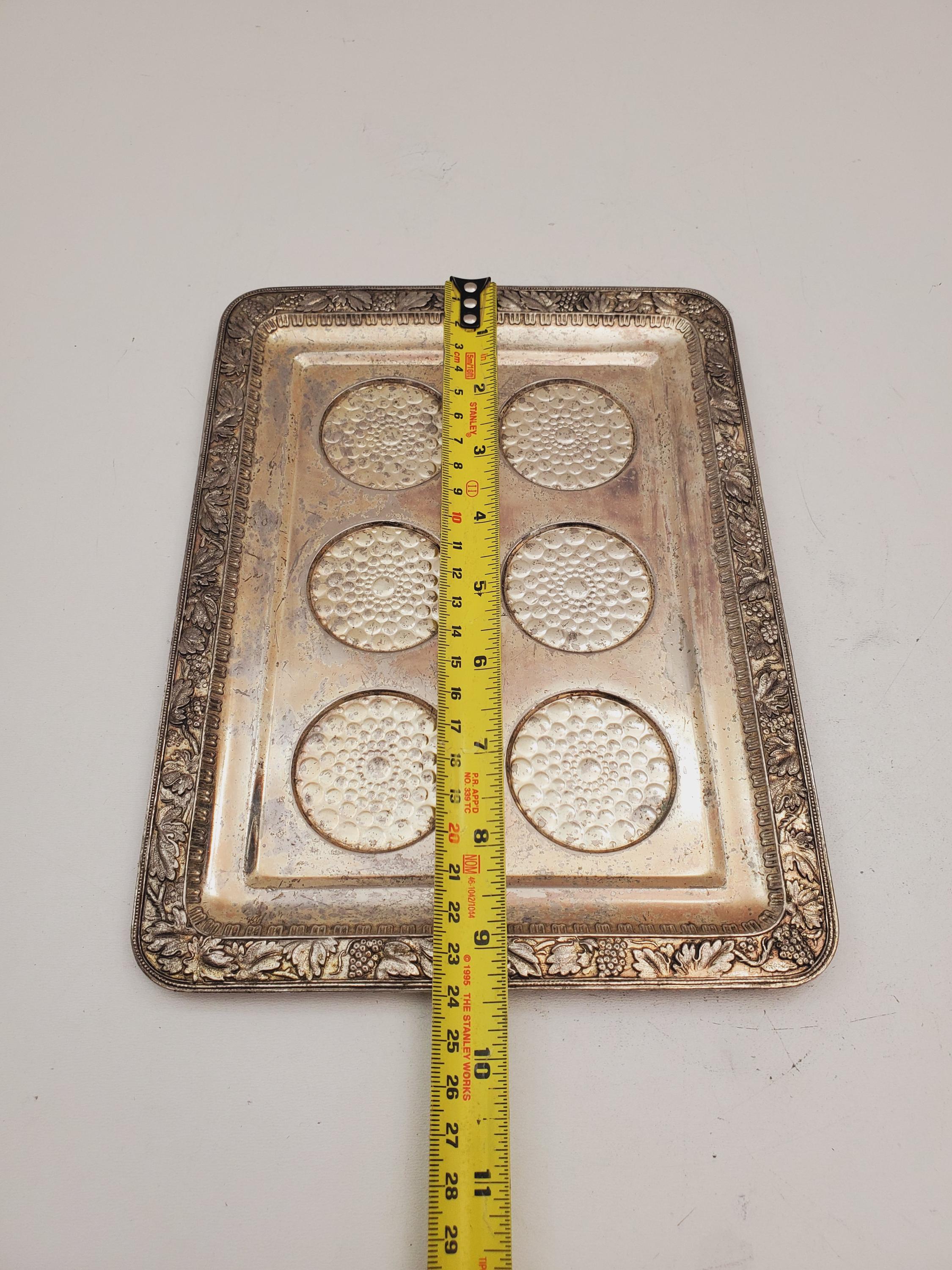 Plateau rectangulaire argenté avec motifs gravés | Ma Cabane Vintage