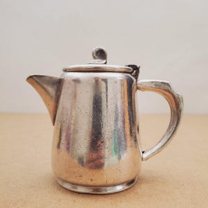 Verzilverde koffiemelkkan of kan Marlboro van Morton Parker Vintage Marlboro verzilverde koffiekan gemaakt in Canada, jaren 1950.