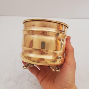 Blomkruka i massiv mässing, krukgömma i massiv mässing. Vintage kruka i mässing med (3) underlägg med blank åldrad patina. bild 8